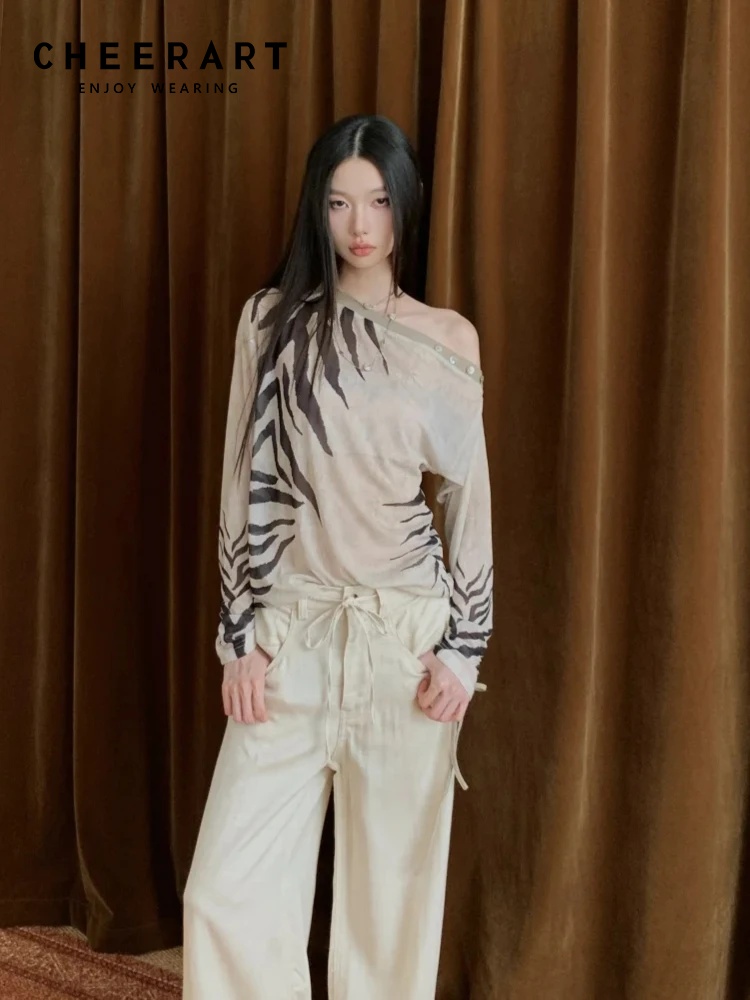 Street Fashion Fall 2025 - CHEERART 제브라 오프 숄더 디자이너 긴팔