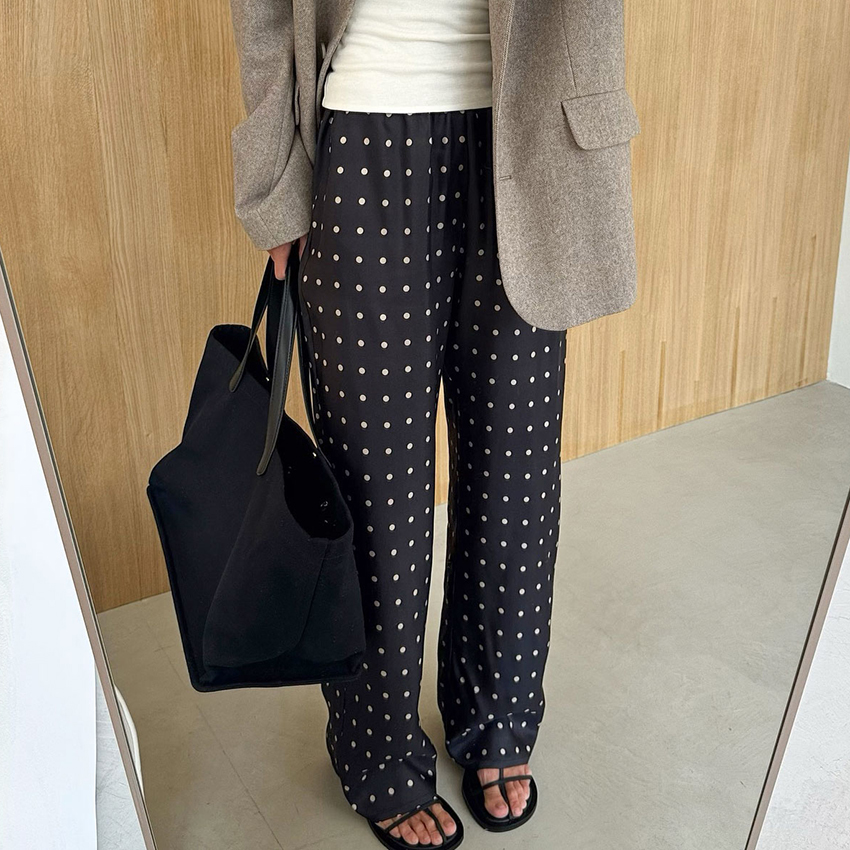 Street Fashion Fall 2025 - 캐주얼 블랙 롱 도트 팬츠 여성