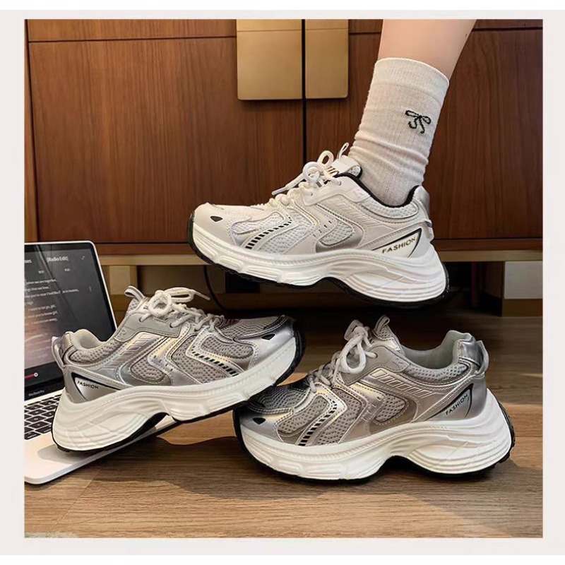 Street Fashion In Korea - 2026년 봄 여성 언키 아빠 스니커즈