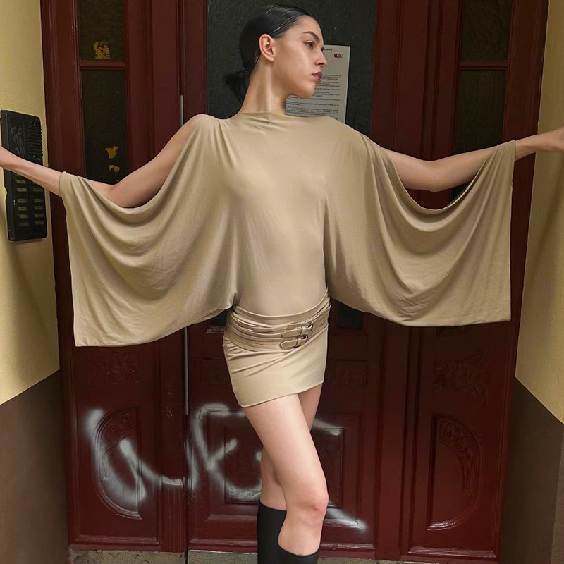 Street Fashion Fall 2025 - DSMTRC 홀터넥 캐주얼 이브닝 파티 드레스